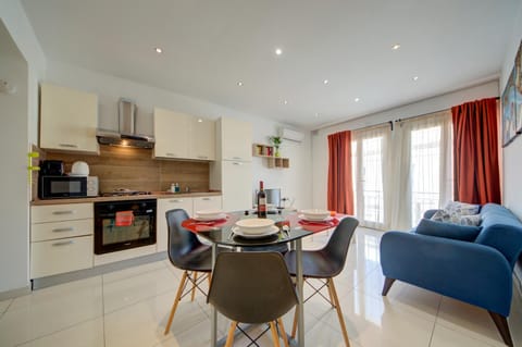 Kitchen or kitchenette, Living room, Seating area, Dining area, minibar, pet friendly, stove