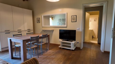 Kitchen or kitchenette, Seating area