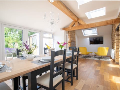 TV and multimedia, Dining area, Garden view