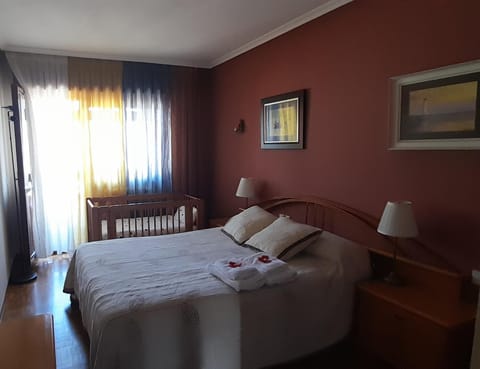 Photo of the whole room, Bedroom, towels