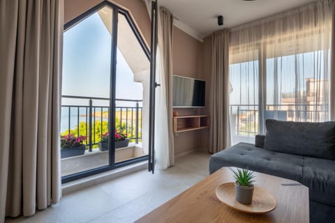 Communal lounge/ TV room, View (from property/room), Balcony/Terrace, Living room, Sea view