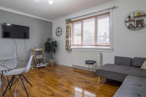1 bed apartment central Hamilton free wifi with great transport links to Glasgow Apartment in Hamilton