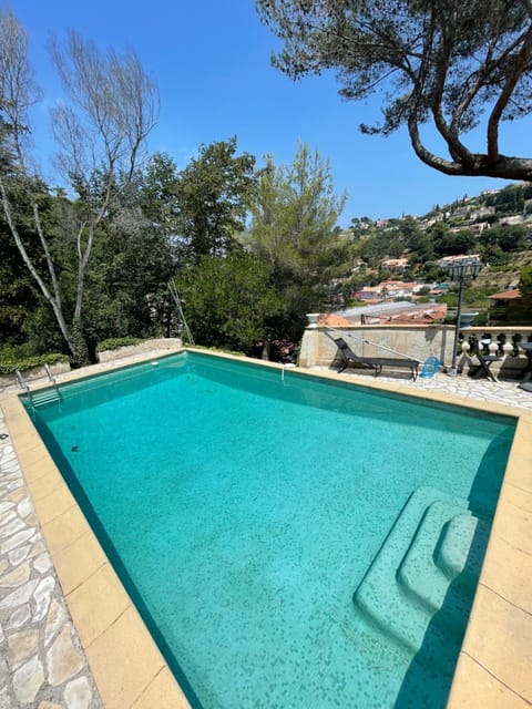 appartement bas de villa avec piscine privée partagée proche bord de mer Apartment in Cagnes-sur-Mer
