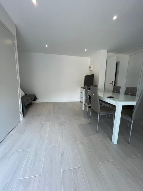 appartement bas de villa avec piscine privée partagée proche bord de mer Apartment in Cagnes-sur-Mer