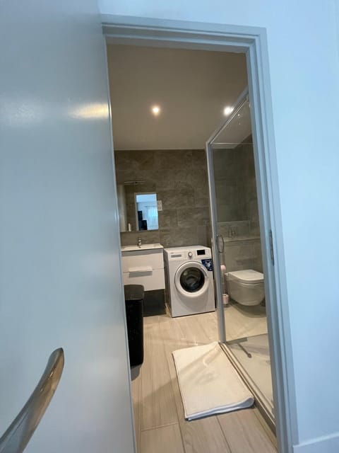 appartement bas de villa avec piscine privée partagée proche bord de mer Apartment in Cagnes-sur-Mer