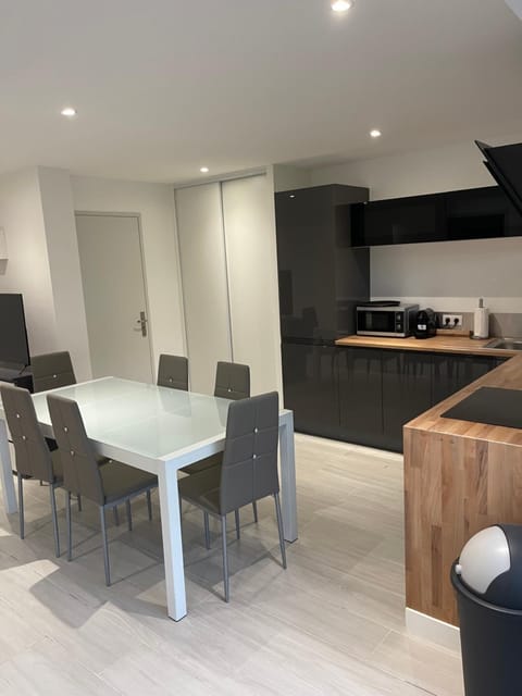 appartement bas de villa avec piscine privée partagée proche bord de mer Apartment in Cagnes-sur-Mer