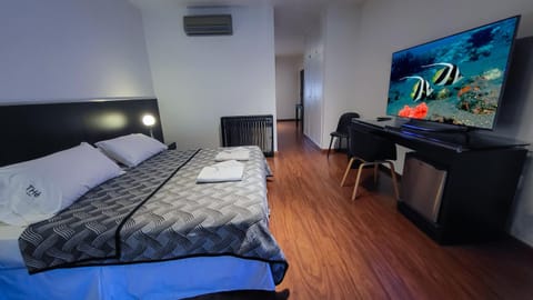 Bed, TV and multimedia, Photo of the whole room, Bedroom, towels, air conditioner