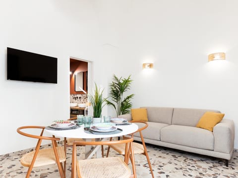 TV and multimedia, Living room, Seating area, Dining area