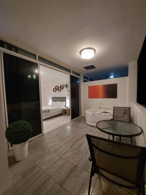 Night, Hot Tub, Balcony/Terrace, Seating area, Dining area