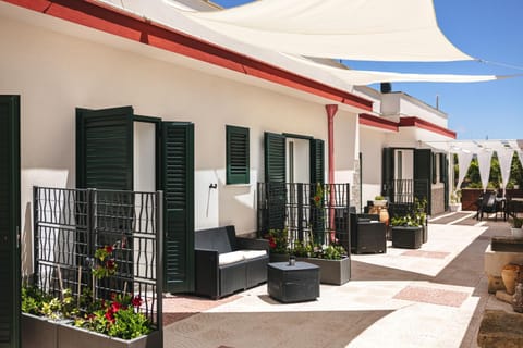 Property building, Patio, Day, Garden, Garden view