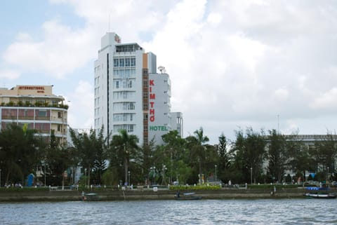 Facade/entrance, River view