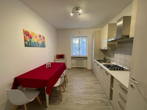 Kitchen or kitchenette, Dining area, stove