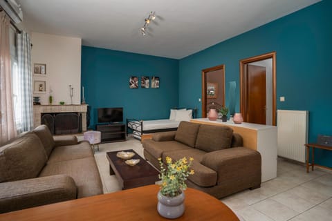 Communal lounge/ TV room, Living room, Seating area, Evening entertainment
