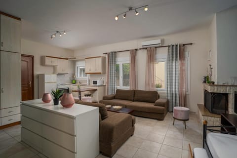 Kitchen or kitchenette, Seating area