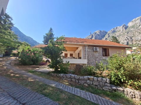 Property building, Nearby landmark, Garden, View (from property/room), Garden view, Landmark view, Mountain view, Area and facilities, Area and facilities, Inner courtyard view