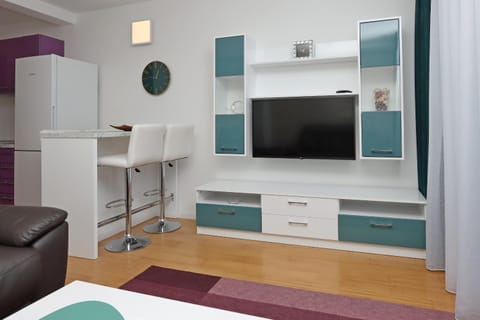 TV and multimedia, Kitchen or kitchenette, Living room, Seating area