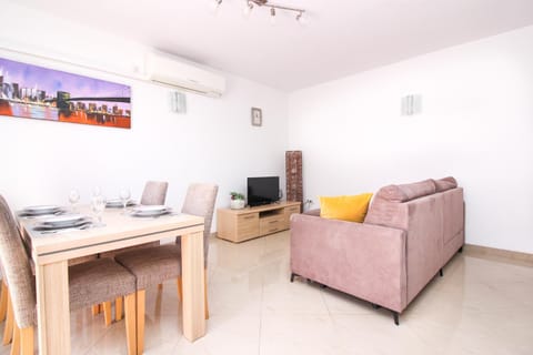 Communal lounge/ TV room, TV and multimedia, Living room, Dining area