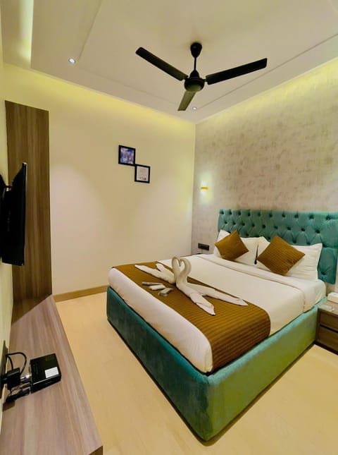 Bed, TV and multimedia, Photo of the whole room, Bedroom, fireplace, air conditioner