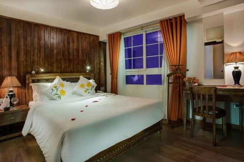 Bed, View (from property/room), Photo of the whole room, Seating area, Bedroom, City view, Quiet street view