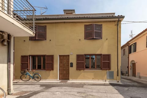 Italian Experience-Casa Del Porto Apartment in Fano