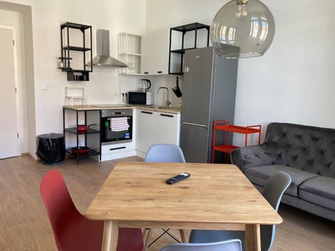 Kitchen or kitchenette, Living room, Seating area, minibar, pet friendly, stove