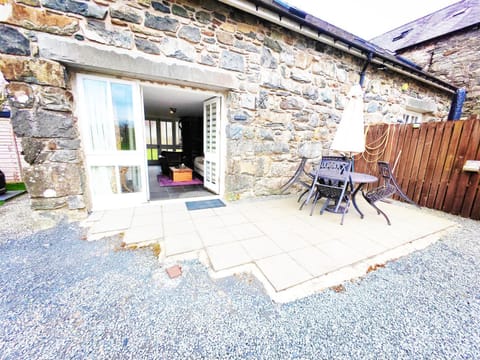 Property building, Patio, Day, Dining area, Pets, Pets, Mountain view, Mountain view