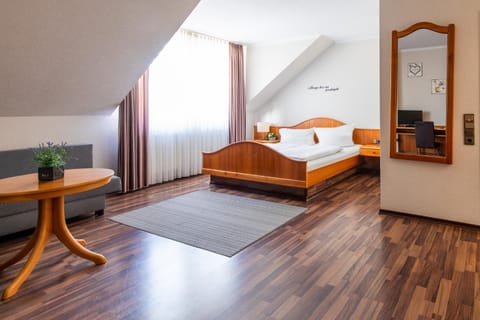 Bed, TV and multimedia, Photo of the whole room, Seating area, Bedroom, wardrobe