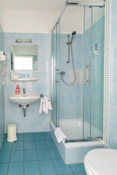 Shower, Toilet, Bathroom, towels