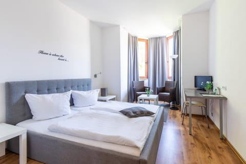 Bed, TV and multimedia, Photo of the whole room, Seating area, Bedroom, towels