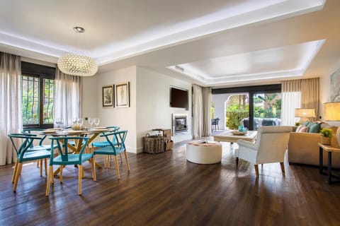 TV and multimedia, Living room, Seating area, Dining area