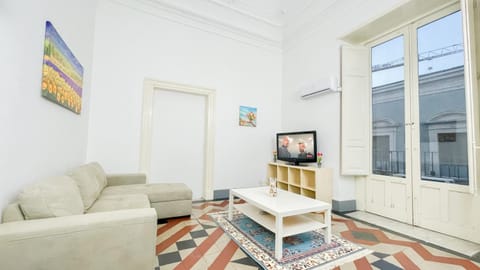 Property building, Communal lounge/ TV room, Bed, Day, TV and multimedia, Balcony/Terrace, Balcony/Terrace, Living room, Decorative detail, Decorative detail, Seating area, Floor plan, Time of day, air conditioner, air conditioner