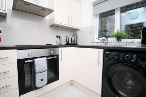 Coffee/tea facilities, Kitchen or kitchenette, dishwasher, stove, toaster, washing machine