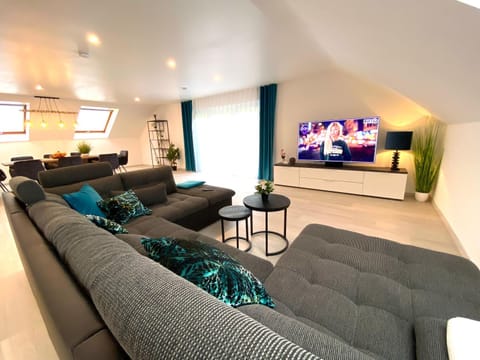 Communal lounge/ TV room, TV and multimedia, Living room, Seating area