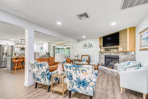 Canal-Front Outdoor Oasis Home in Crystal Water House in Crystal River