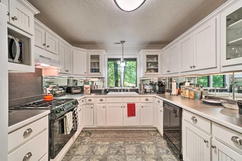 Serene Sky Valley Family Chalet with Fireplace House in Sky Valley