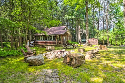 Secluded and Quiet Pocono Mountain Cabin with Hot Tub! Cabin in Pocono Mountains