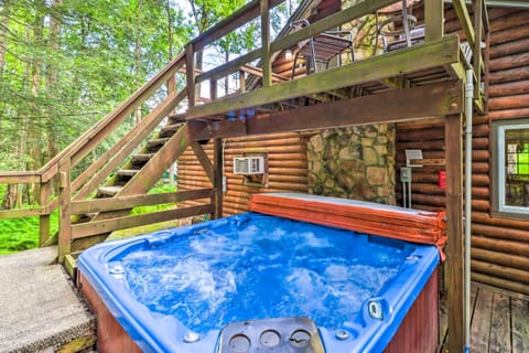 Secluded and Quiet Pocono Mountain Cabin with Hot Tub! Cabin in Pocono Mountains