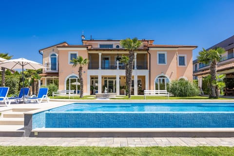 Property building, Patio, Garden, Pool view, Swimming pool, sunbed
