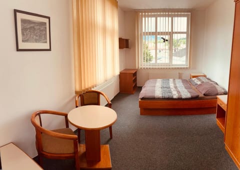 Bed, Photo of the whole room, Seating area