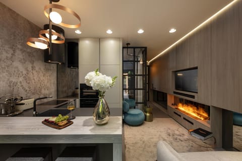 TV and multimedia, Kitchen or kitchenette, Living room, Seating area, Dining area, flat iron, toaster