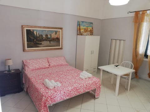 Photo of the whole room, Bedroom, towels