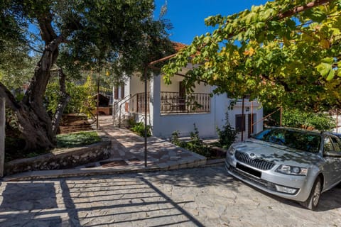Property building, Garden, Parking