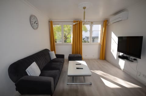 Living room, air conditioner