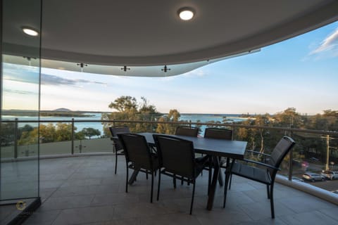 Day, Natural landscape, View (from property/room), Balcony/Terrace, Seating area, River view, Sea view