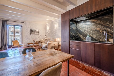 Property building, Kitchen or kitchenette, Living room, Dining area