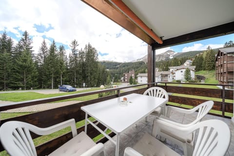 Spring, Day, Natural landscape, Seating area, Dining area, Mountain view