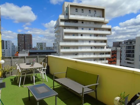 Property building, Balcony/Terrace, City view, Street view