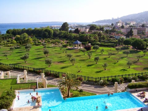Property building, Bird's eye view, Swimming pool