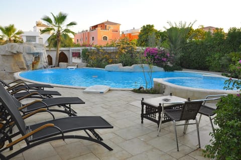 Day, Swimming pool