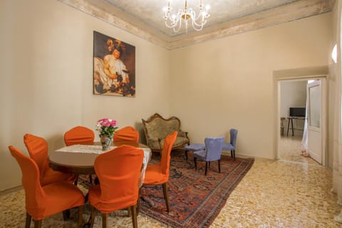 TV and multimedia, Living room, Seating area, Dining area